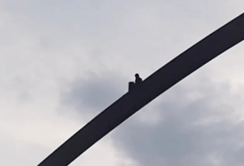 En video | Susto en Punto Cero, Medellín: hombre se trepó a la parte más alta del puente