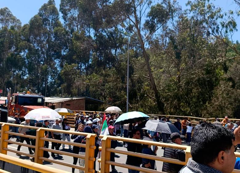 El Puente Internacional de Rumichaca volvió a operar tras 19 días de bloqueo que frenaron el comercio entre Colombia y Ecuador. FOTO COLFECAR