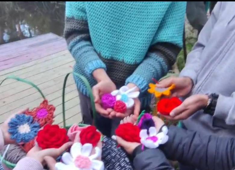 El tejido es elaborado por 200 mujeres y hombres, 30 que llegaron de Cajicá, Cali, Bogotá y Manizales con flores tejidas. Foto: Cortesía