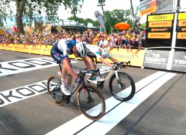 Matej Mohoric (blanco) y Kasper Asgreen tuvieron un bonito duelo por el triunfo en la etapa 19 del Tour. FOTO TOUR DE FRANCIA
