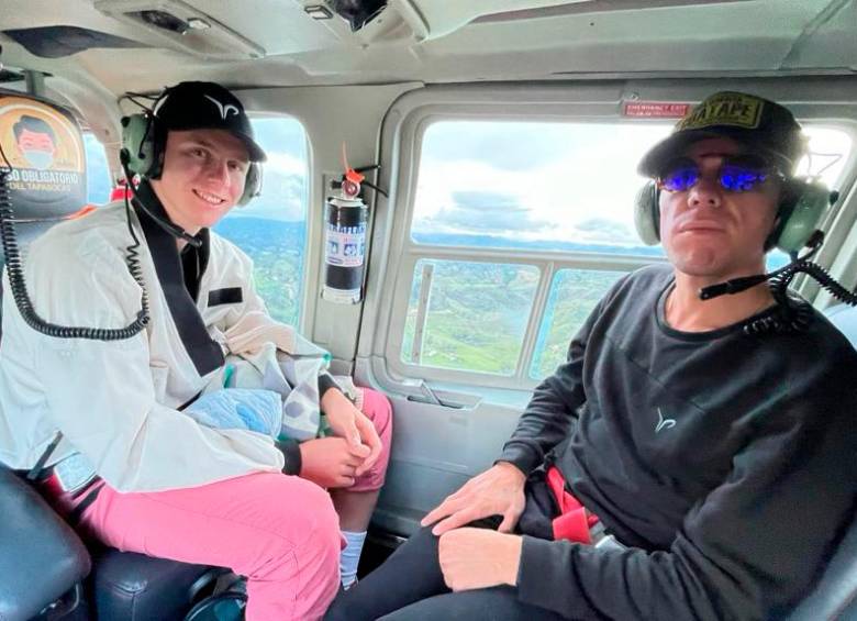 Tadej Pogacar y Rigoberto Urán durante su viaje en helicóptero por el Oriente antioqueño. FOTOS CORTESÍA