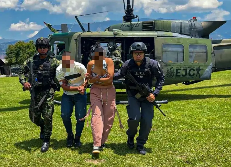 En este operativo, alias Primo Gay vio cómo capturaban a dos de sus más cercanos: alias Mateo, su escolta, y alias Daniela, compañera sentimental. FOTO: CORTESÍA CUARTA BRIGADA