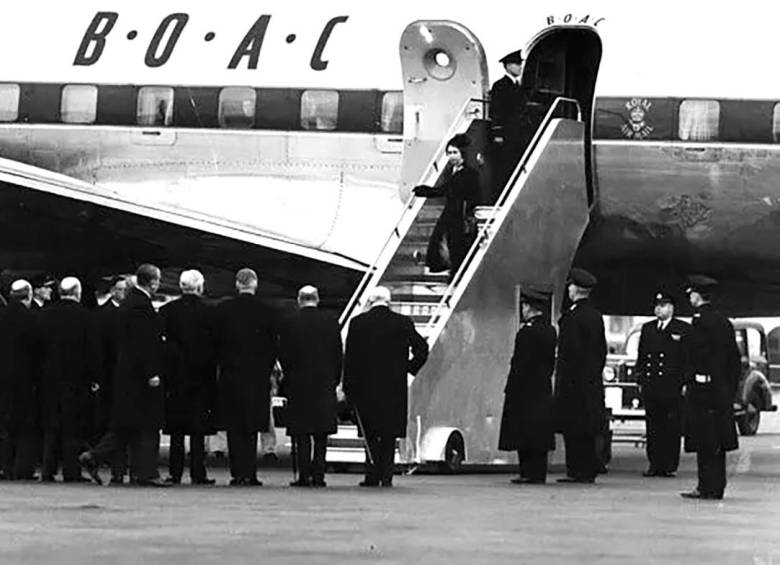 La nueva reina Isabel II descendiendo del avión que la trajo de regreso a Gran Bretaña luego de su viaje a Kenia, tras recibir la noticia del fallecimiento de su padre. FOTO: GETTY
