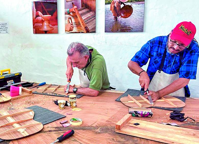 El Museo de Arqueología y Arte del municipio y su Escuela de Artes y Oficios (Maja) graduaron a la primera cohorte de maestros lutiers y busca fortalecer los emprendimientos culturales del Suroeste. FOTO cortesía