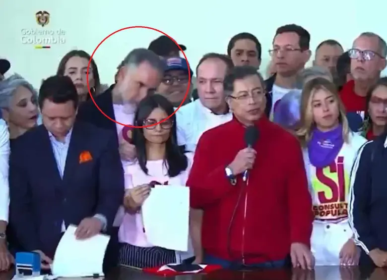 El ministro del Interior, Armando Benedetti, acompañó al presidente Gustavo Petro en la radicación de la consulta popular en el Congreso. FOTO: Colprensa