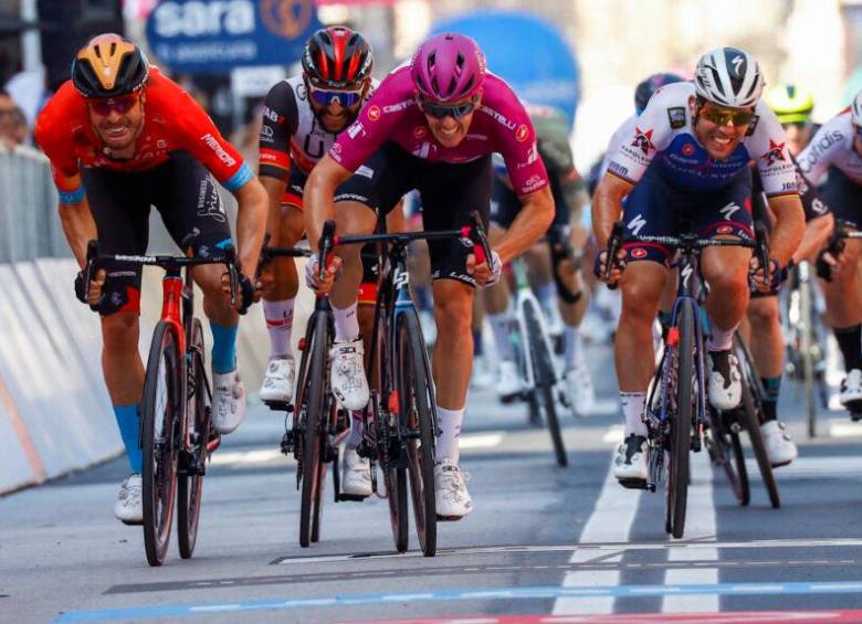 Arnaud Demare consiguió su tercera victoria de etapa en un Giro de Italia. FOTO AFP