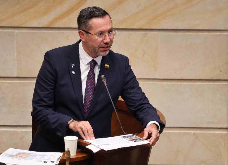 El ministro de Vivienda Jaime Andrés Beltrán habló ante el Congreso en medio de un debate que buscaría su salida del cargo por la gestión del terremoto al frente de la cartera. FOTO: @soyjaimeandres