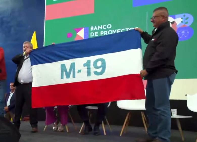 El presidente Petro mostrando una bandera del M19 en un colegio de Colombia. FOTO: Colprensa 