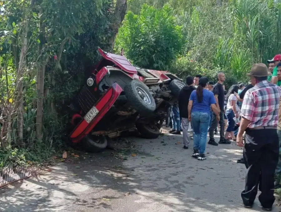 Bus volcado en zona rural de Barbosa, en la vía entre este municipio y el Hatillo. FOTO: REDES SOCIALES