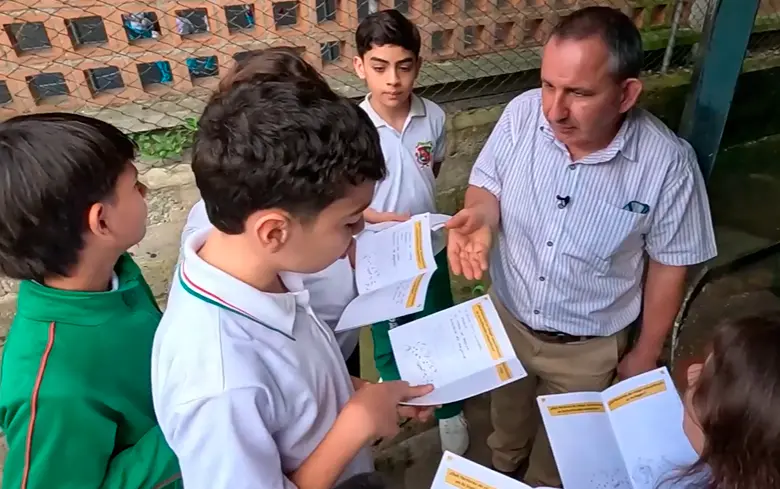 El docente Yamid Arango con sus estudiantes de Generación Tech. FOTO EL COLOMBIANO
