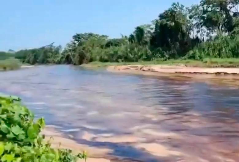 Los campesinos grabaron con celulares la mancha de combustible que contamina al río Caranal, en Fortul, Arauca. FOTO: Tomada de video