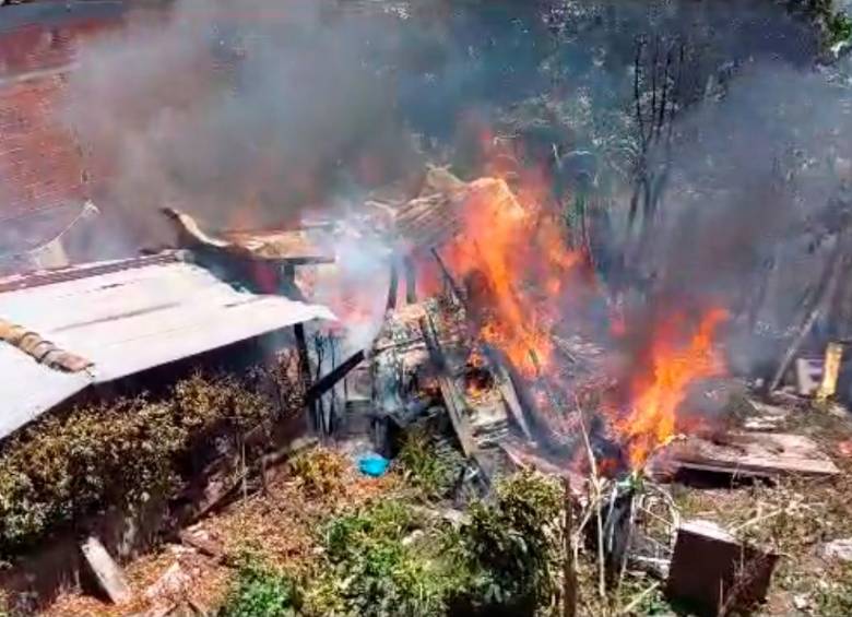 La conflagración se desató en una bodega de reciclaje ubicada en el barrio Las Brisas de El Carmen de Viboral, en el Oriente antioqueño. FOTO: CORTESÍA ALCALDÍA