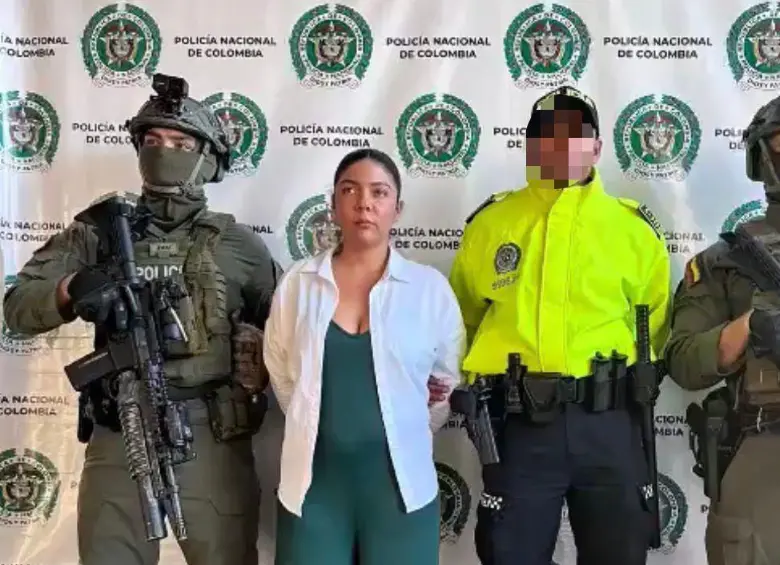 Ingrid Paola Ávila Hernández, alias La Patrona, fue capturada cuando se movilizaba por el aeropuerto José María Córdova, de Rionegro, Antioquia. FOTO: CORTESÍA MINISTERIO DE DEFENSA