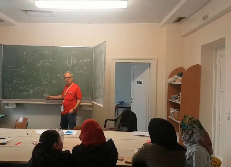 Jaime Alberto Beck Fonseca, durante una de sus clases a refugiados en Alemania. FOTO: CORTESÍA 