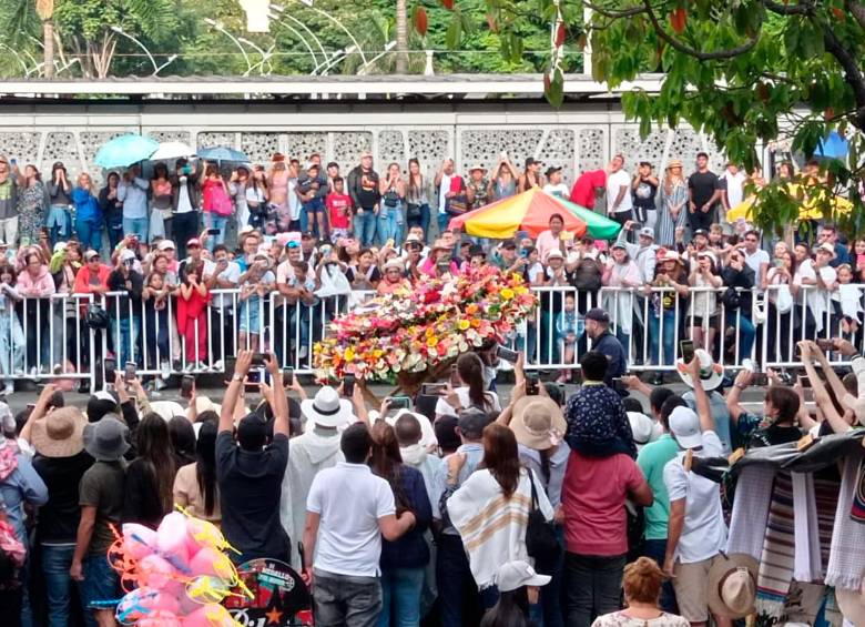 Los silleteros ingresan a Plaza Mayor. FOTO CORTESÍA JOSÉ LOAIZA