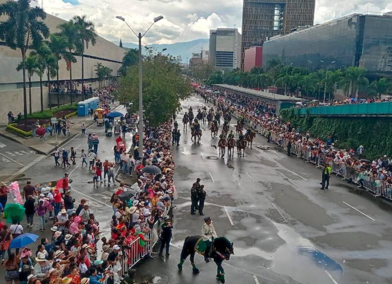 Una gran cantidad de personas están ubicadas en varios sectores de la ciudad esperando el paso de los silleteros. FOTO CORTESÍA JOSÉ LOAIZA 