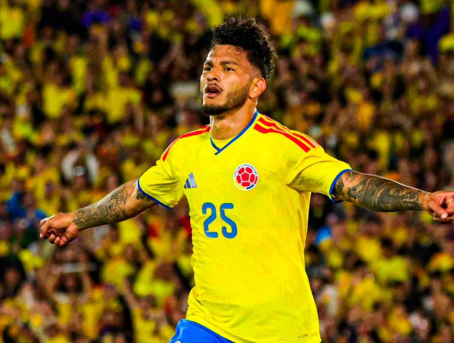 Luis Javier Suárez, delantero colombiano, luciendo la camiseta oficial de la Tricolor, que será la principal para los partidos en el Mundial de Norteamérica. FOTO CORTESÍA FCF 