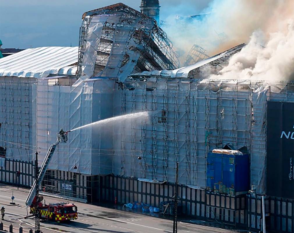 Jakob Vedsted Andersen, director de los servicios de incendios y rescate de Copenhague afirmó que la extinción del incendio les tomará todo el día, a pesar del trabajo incansable de 120 bomberos. Foto: GETTY