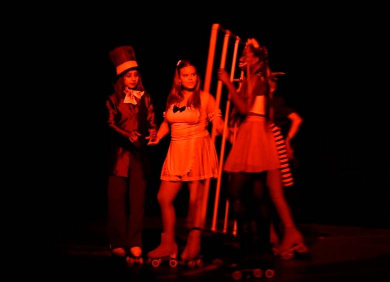 La presentación navideña de 2024 del Club fue Alicia y el hechizo de la navidad. FOTO: Cortesía Club Estrellas de Patinaje