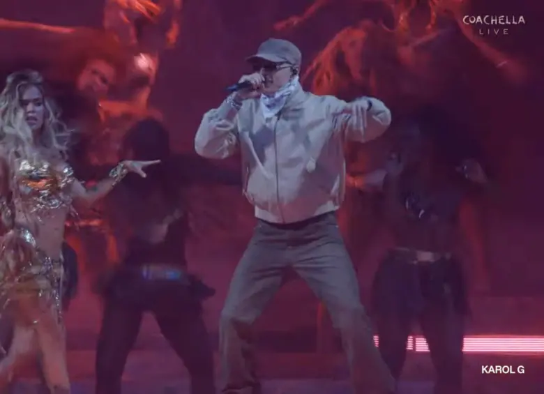 Karol G y Peso Pluma en Coachella. FOTO Captura de pantalla.