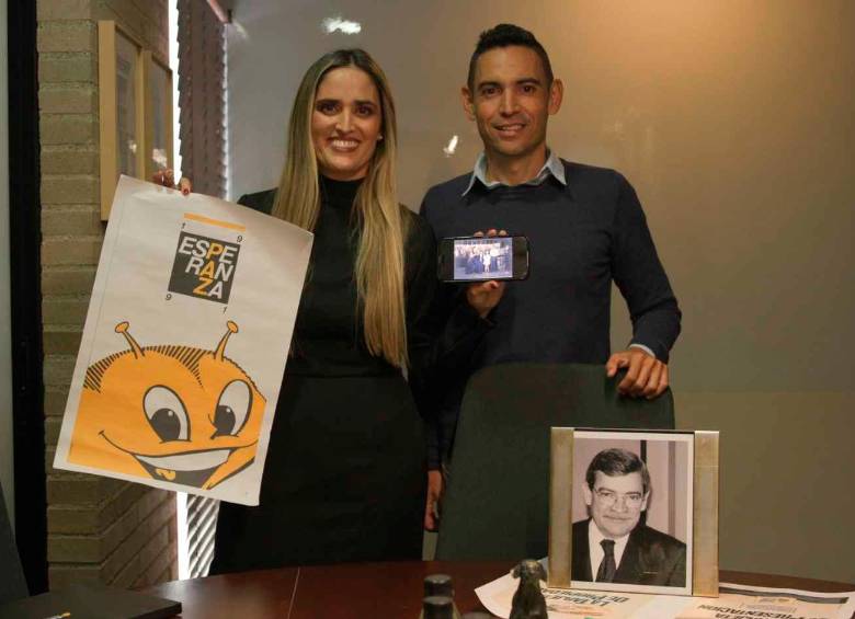 Los hermanos Lina y Martín Gómez recuerdan el espíritu que inspiró la imagen en el espacio donde compartieron la historia familiar detrás de la icónica mascota de Conavi. FOTO El Colombiano