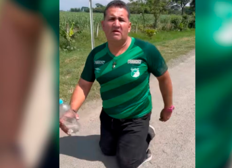 Hincha del Deportivo Cali cumple penitencia para que su equipo no se vaya a la B. FOTO CAPTURA DE PANTALLA VIDEO IGUANA TV