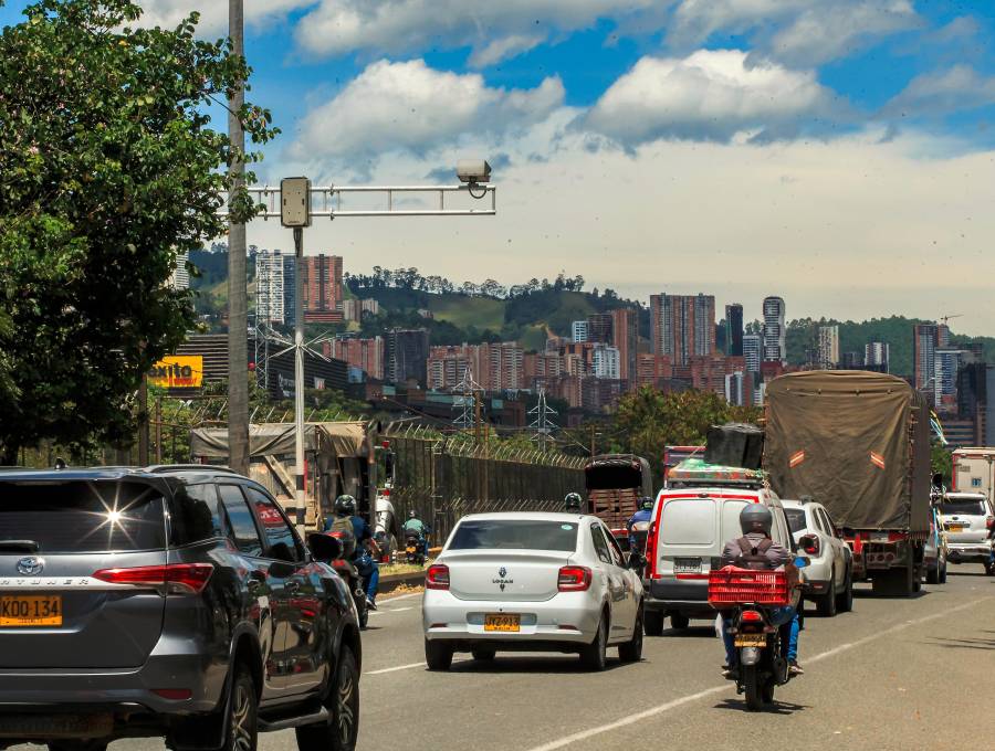 Las cámaras de fotodetección de Medellín, Bello, Itagüí y Sabaneta sancionarán a aquellos conductores que piensen que el pico y placa ya salió a vacaciones. La suspensión será a partir de este martes. FOTO: Camilo Suárez