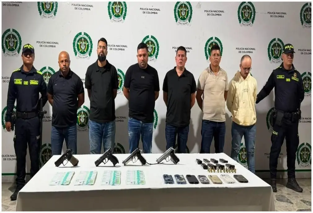 Jhon Edinson Chala Torrejano, alias ‘Víctor Chalá’, presunto responsable del asesinato del periodista Mateo Pérez Rueda en Briceño, fue capturado en el peaje de Flandes, Tolima, junto a cinco personas más. FOTO: MinDefensa.