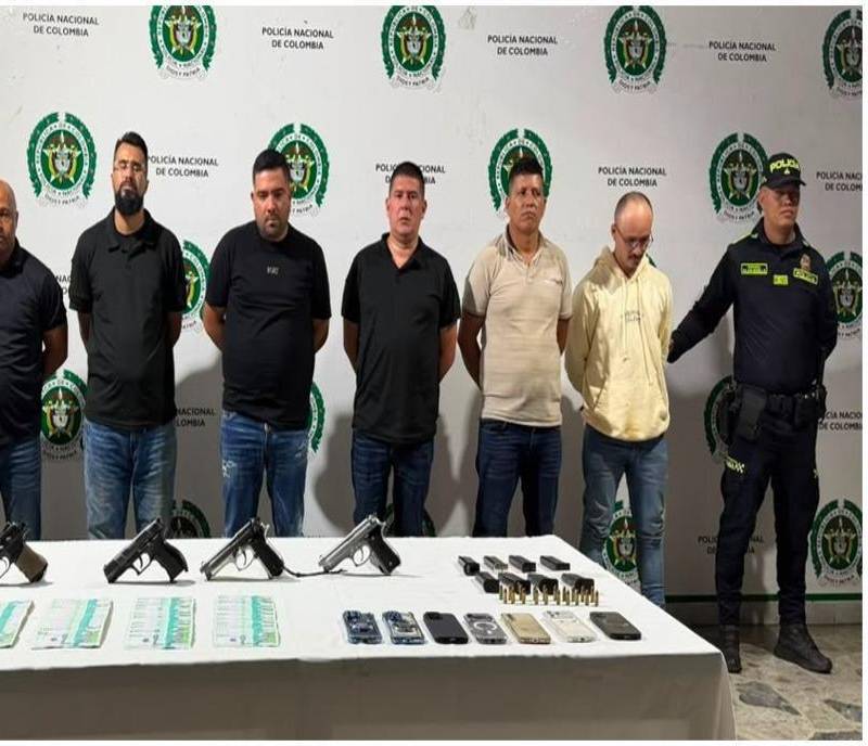 Jhon Edinson Chala Torrejano, alias ‘Víctor Chalá’, presunto responsable del asesinato del periodista Mateo Pérez Rueda en Briceño, fue capturado en el peaje de Flandes, Tolima, junto a cinco personas más. FOTO: MinDefensa.