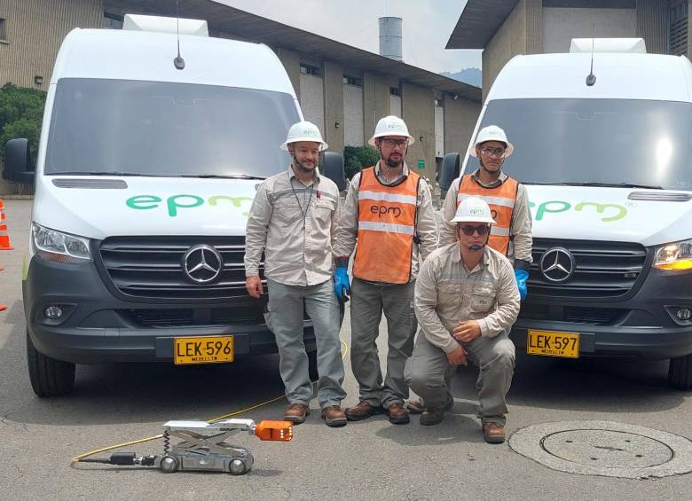 Operarios de EPM junto a los dos robots que son desplegados junto a los vehículos que portan los equipos de visualización de las imágenes transmitidas por los dispositivos. FOTO: Cortesía