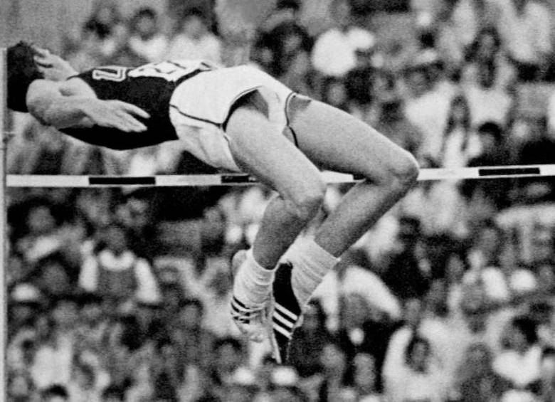 Al ganar el oro olímpico, Fosbury dio credibilidad a su nuevo estilo, que hoy en día utilizan todos los saltadores. FOTO AFP