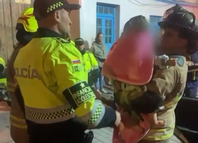 Las autoridades tuvieron que intervenir luego de que los padres de un menor dejaran a su bebé solo dentro de un vehículo en Bogotá. FOTO: ALCALDÍA DE BOGOTÁ