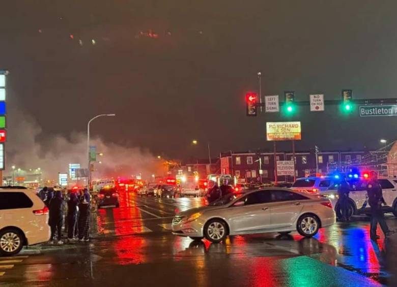 La aeronave se precipitó a tierra a las afueras del Roosevelt Mall, un centro comercial del noreste de Filadelfia, EE. UU. FOTO: Europa Press