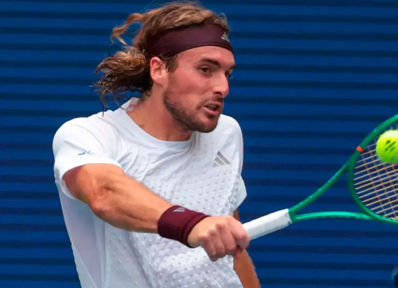 Stefanos Tsitsipas, uno de los últimos exponentes del revés a una mano, quedó eliminado del US Open y puso fin a una histórica racha. FOTO GETTY