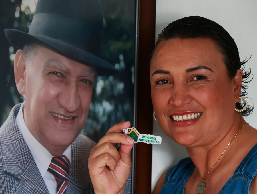 Nury Alejandra Mejía Arango pudo completar el dinero para su casa nueva gracias a la Gobernación de Antioquia; su padre Jairo Antonio Mejía, fallecido, fue quien le dejó el plante. FOTO Manuel Saldarriaga