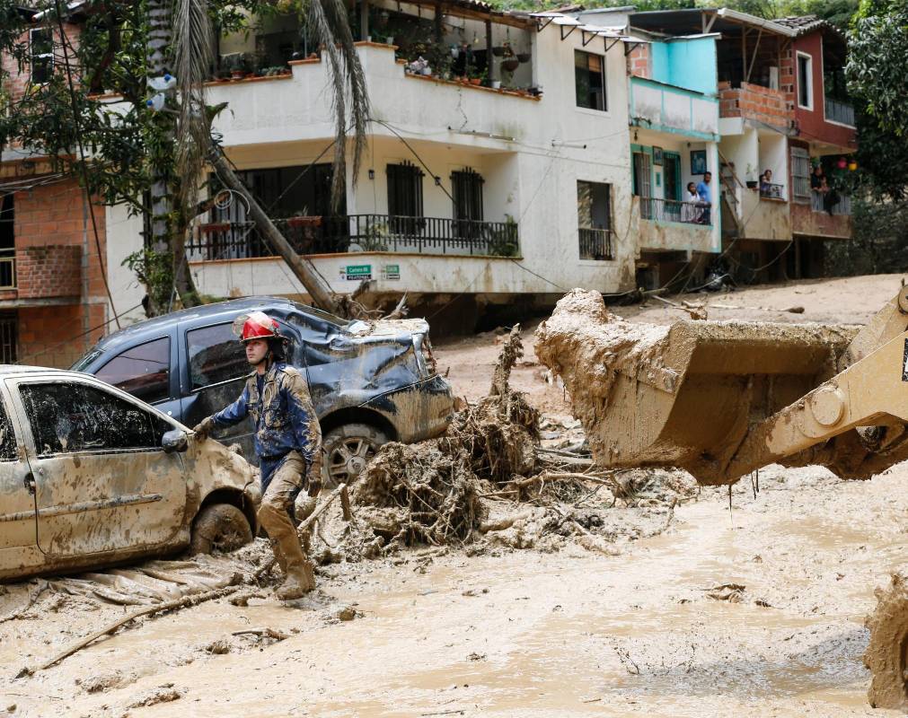 Mientras se atendía la emergencia un bombero resulto herido al recibir una descarga eléctrica. Foto: Esneyder Gutiérrez 