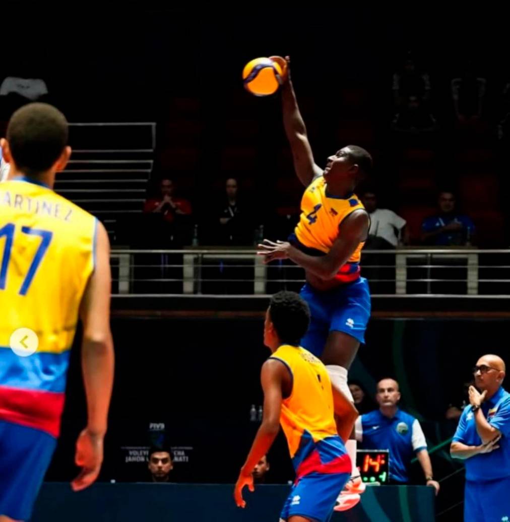 Este es uno de los momentos del partido de Colombia ante Canadá, los nacionales ganaron 3-1 y ahora se volverán a medir a Cuba. FOTO CORTESÍA INFOVOLEICOL