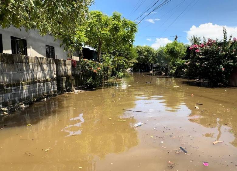 El desbordamiento de los ríos Nechí y Tigüí dejó a más de 850 familias damnificadas en El Bagre, Bajo Cauca antioqueño. FOTO: Cortesía 40 Grados El Informativo