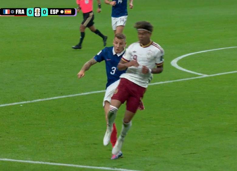 El futbolista francés Lucas Dignie le dio una pequeña “patada” al español Lamine Yamal en una de las priumeras jugadas del encuentro. Foto: Captura de pantalla