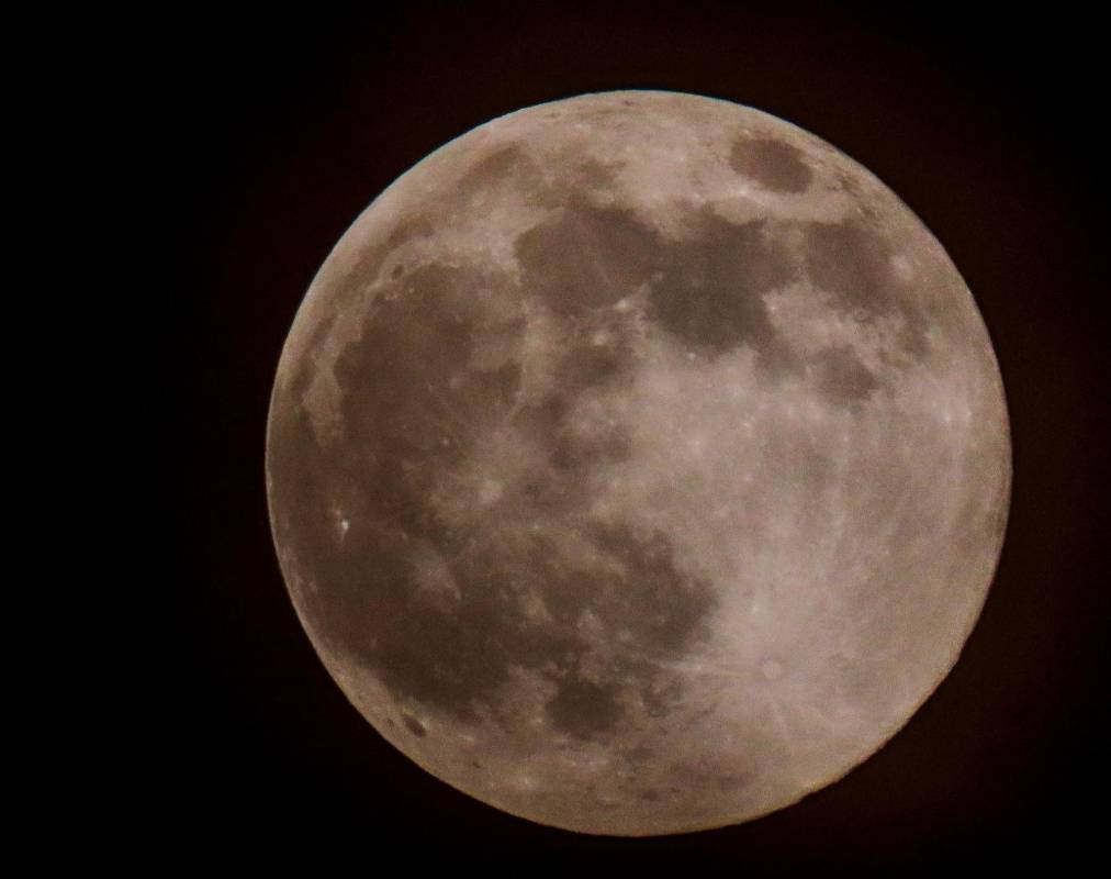 Este fenómeno se produce cuando la distancia entre la tierra y la luna es mínima, se conoce con el nombre de perigeo. La superluna puede ser hasta 12% más grande y 15 por ciento más brillante que una luna llena normal. Foto EFE