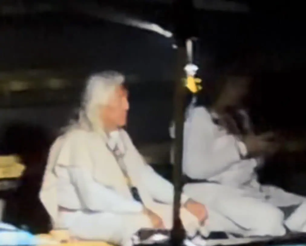 Un supuesto chamán fue captado durante el concierto de Ryan Castro en el Estadio Atanasio Girardot. FOTO: Redes sociales.