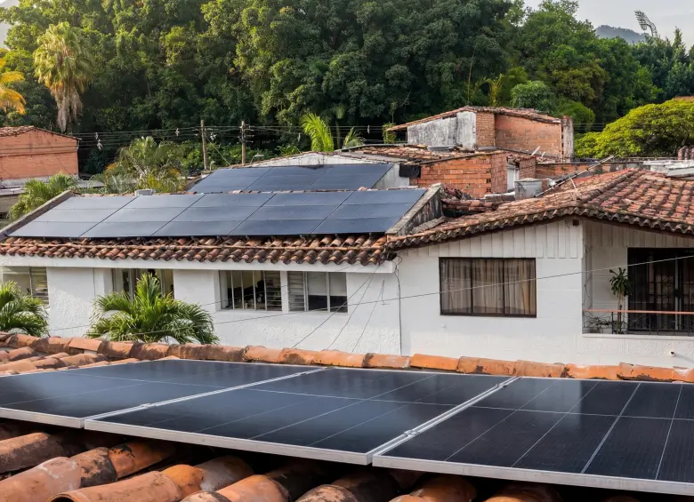 Comunidad energética en Laureles (Medellín) permite a usuarios acceder a energía solar compartida sin instalar paneles, reduciendo costos en la factura eléctrica. FOTO suministrada por BCK