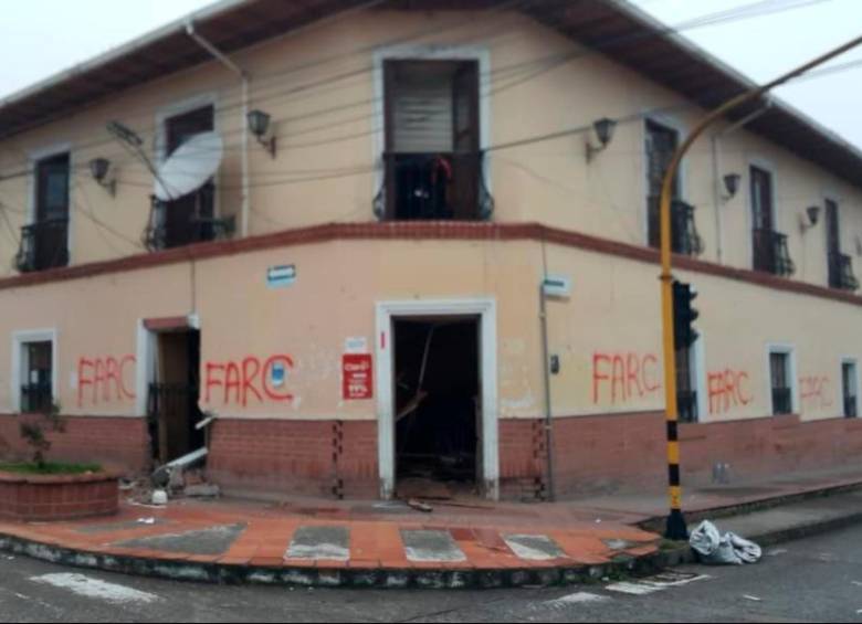 Además del atentado, escribieron grafitis con el nombre de las Farc en la Alcaldía de Cumbal. Foto: Cortesía.