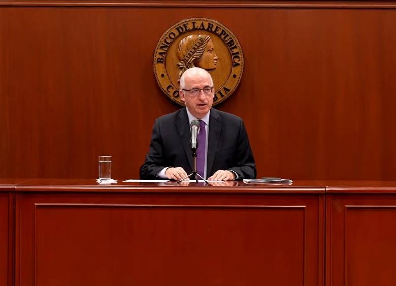 El gerente del Banco de la República, Leonardo Villar, anunció solo la decisión de aumentar la tasa de interés, cosa inusual, pues generalmente lo acompaña el ministro de Hacienda. FOTO: Captura de video