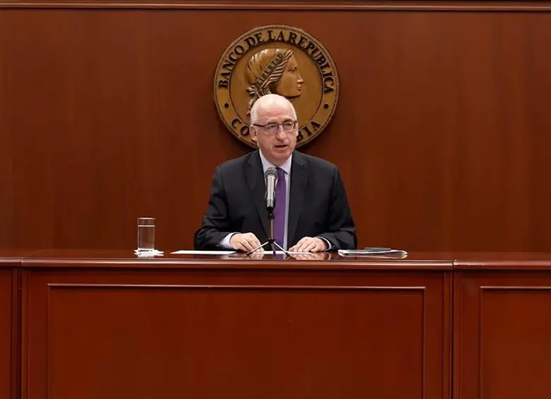 El gerente del Banco de la República, Leonardo Villar, anunció solo la decisión de aumentar la tasa de interés, cosa inusual, pues generalmente lo acompaña el ministro de Hacienda. FOTO: Captura de video