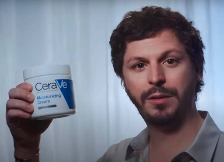 El papel más reciente del actor Michael Cera, fue interprentando a Allan en la popular película Barbie. Foto captura comercial Cerave.