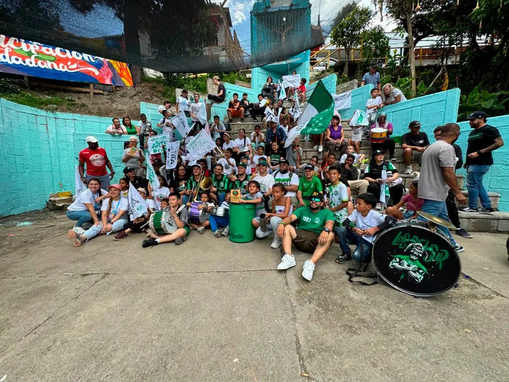 90 niños participaron de la recuperación de este pequeño teatro al aire libre que le dará nueva vida al barrio. FOTO: CORTESÍA ALCALDÍA MEDELLÍN