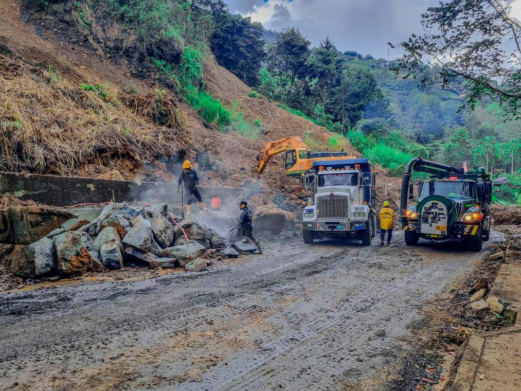 25.000 metros cúbicos de material han sido removidos en tres semanas de labores en la Loma Los Balsos. FOTO: CORTESÍA