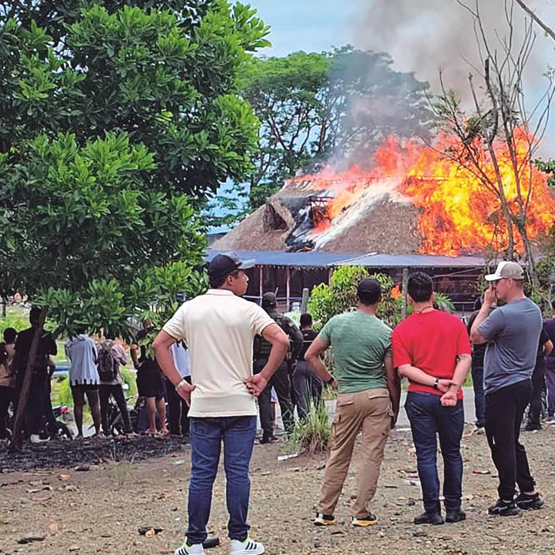 Uno de los últimos actos vandálicos en el marco del paro minero fue la quema de un kiosco en el que los manifestantes intentaban ocultarse del accionar de la Fuerza Pública. FOTOS Santiago Olivares Tobón