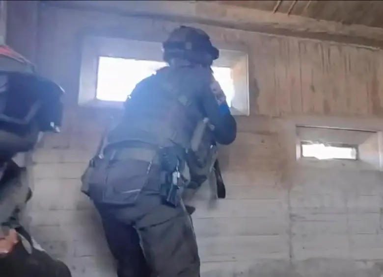 Los ataques se registraron en siete estaciones de policía del Cauca. Este es el momento de respuesta de un grupo de policías. FOTO CAPTURA DE PANTALLA 